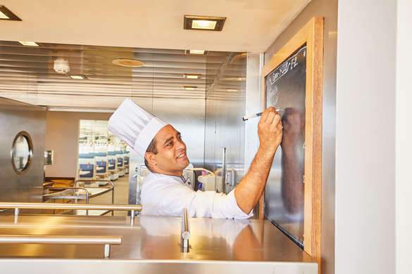 Hapag Lloyd Cruises MS Europa 2 Yacht Club Restaurant 4.jpg